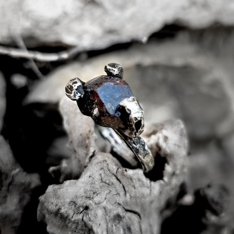 Anello, argento e pietra grezza