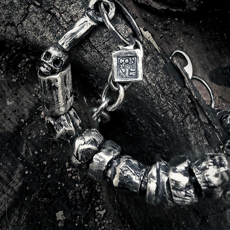 Bracciale con placchetta Con-fusione