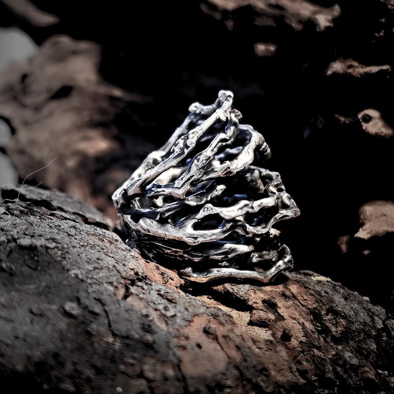 Dettaglio bracciale argento e bronzo